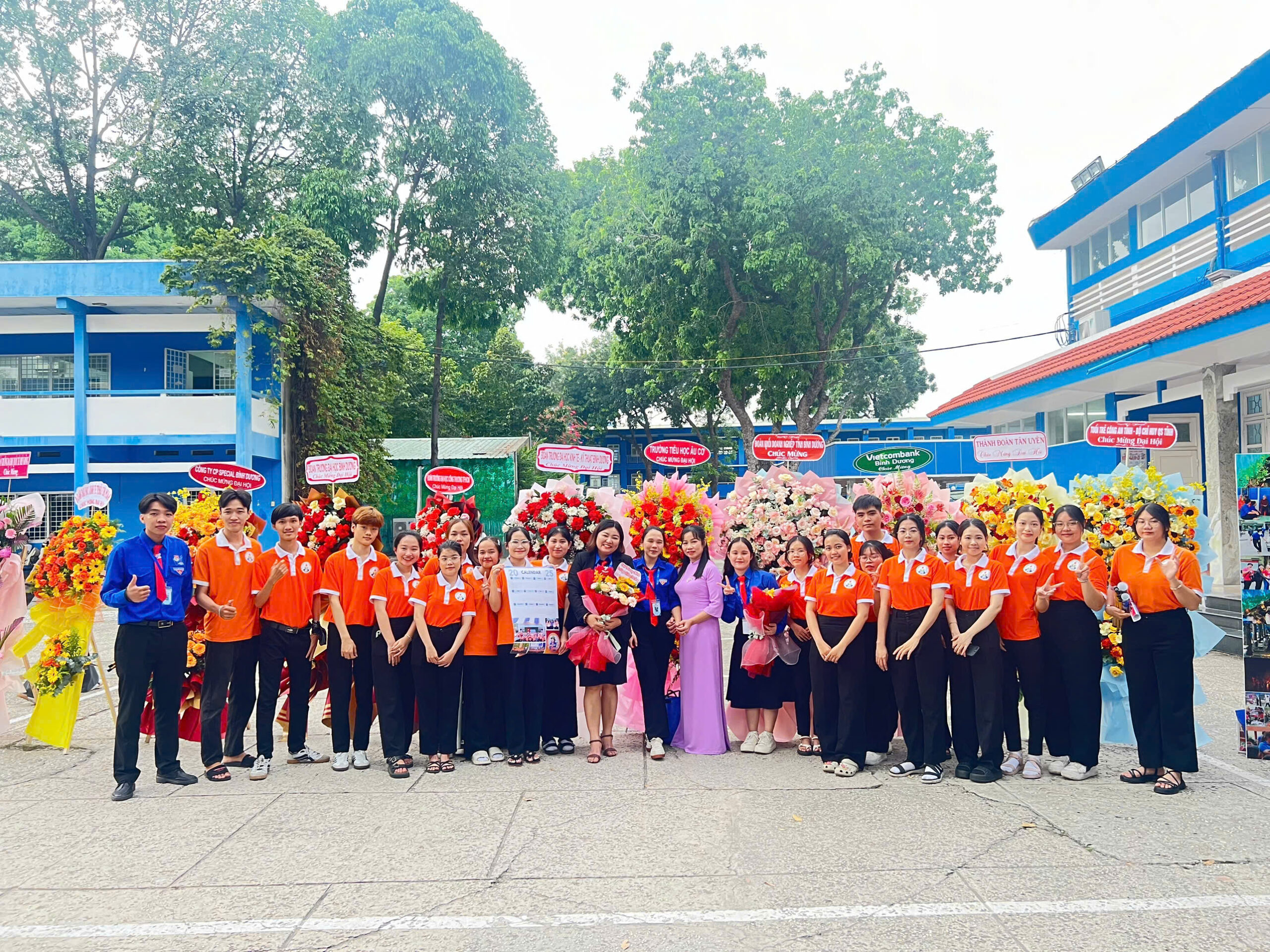 Đội Xung Kích cùng đồng chí Nguyễn Thị Thương - Bí Thư Đoàn trường Đại học Thủ Dầu Một Khóa VI và Đại diện Ban Giám hiệu Trường Tiểu học Âu Cơ