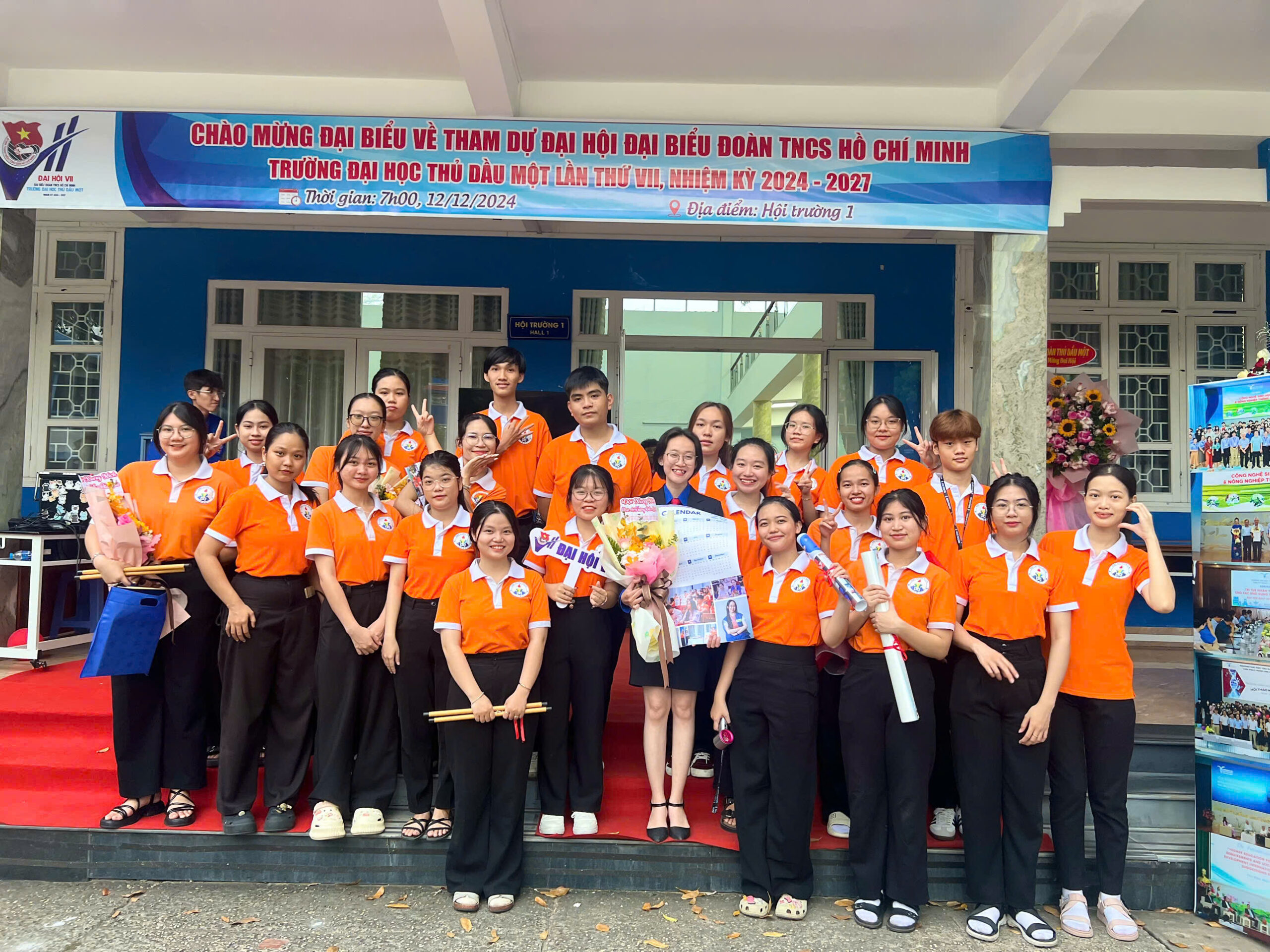 Đội Xung Kích cùng đồng chí Trương Diễm Linh - Phó Bí thư Đoàn trường Khóa VI