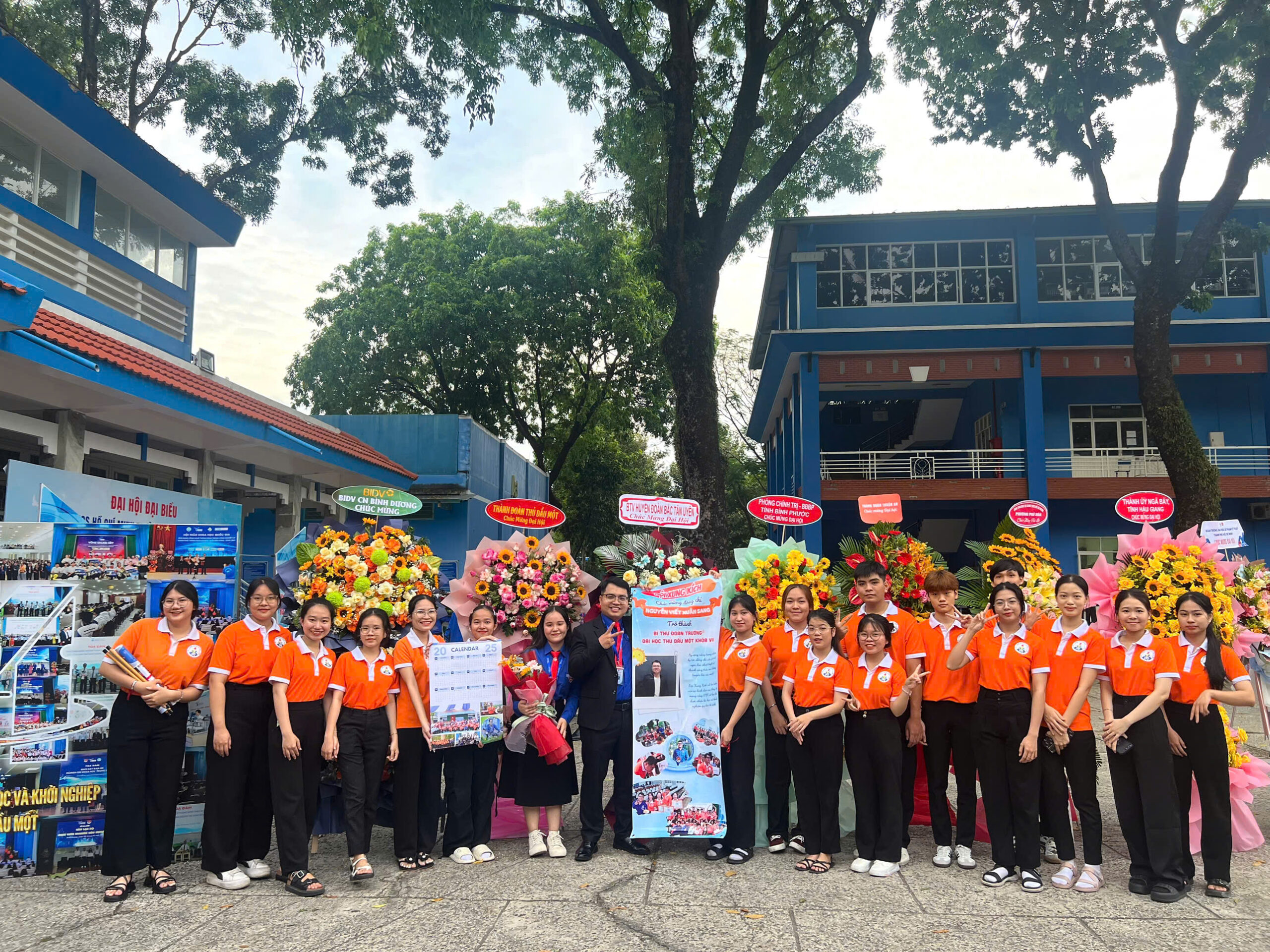Đội Xung Kích chúc mừng đồng chí Nguyễn Viết Xuân Sang trở trúng cử vào vị trí Bí thư Đoàn trường Đại học Thủ Dầu Một Khóa VII