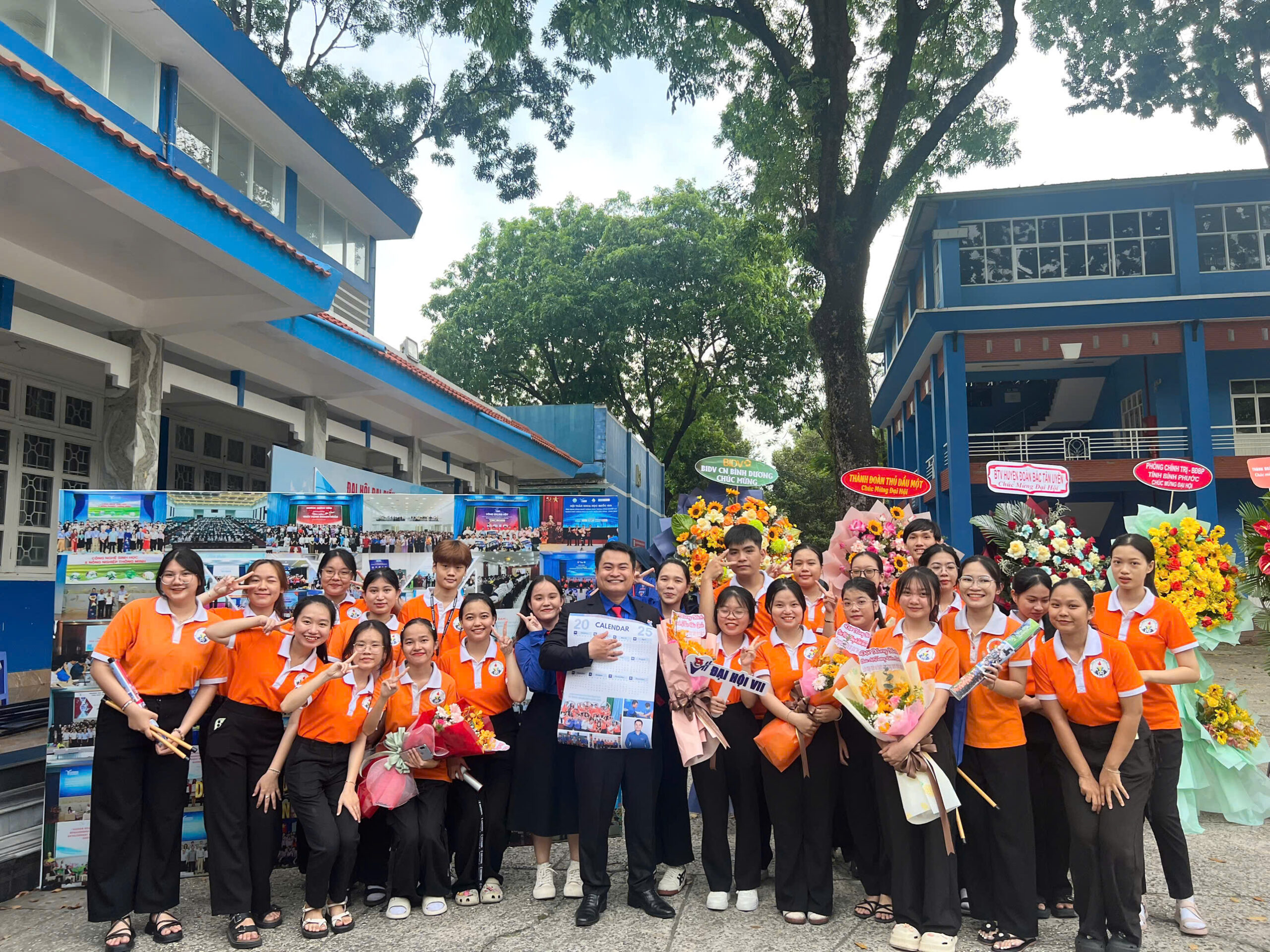 Đội Xung Kích cùng đồng chí Trần Bảo Quốc - Phó Bí thư Đoàn trường Khóa VI