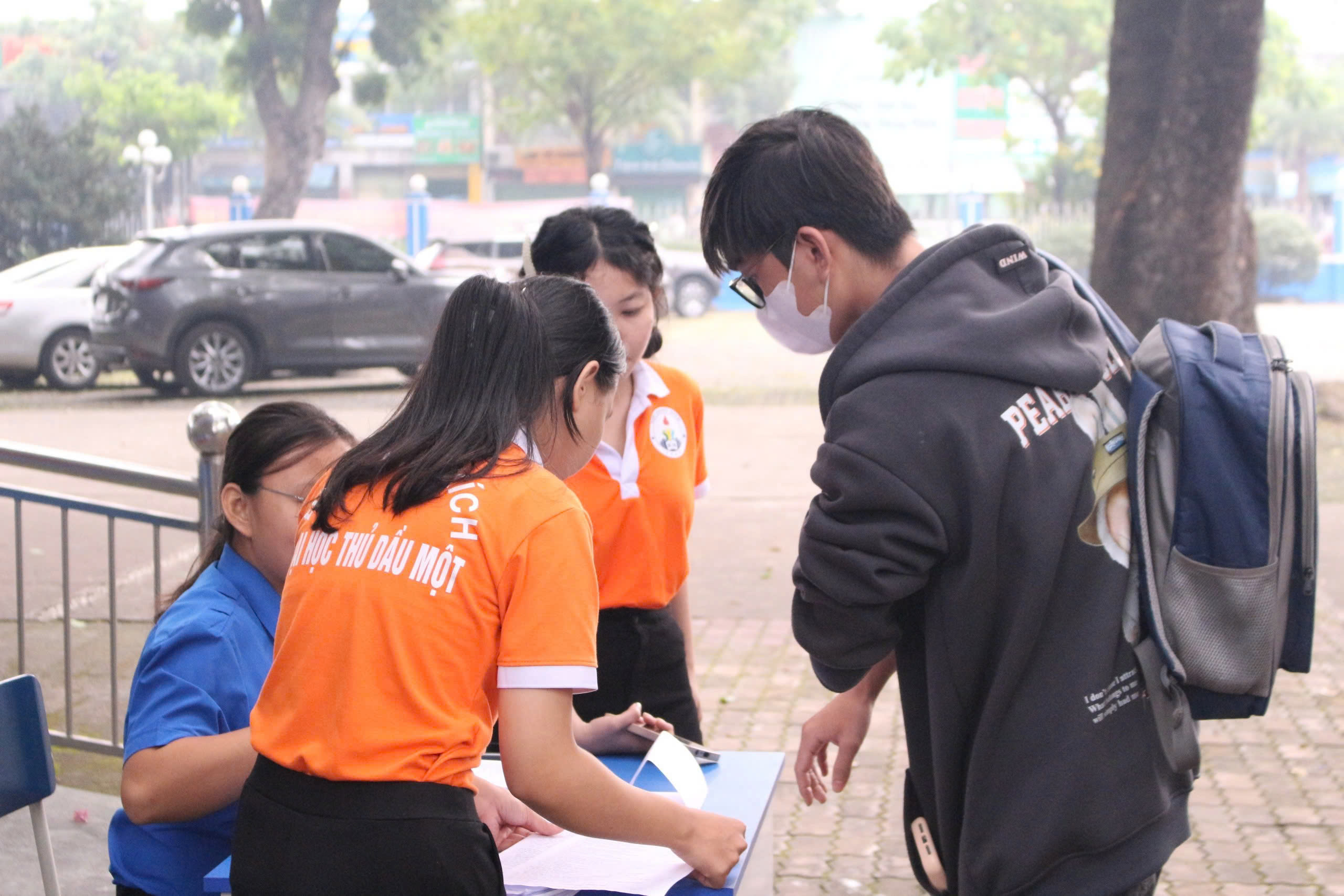 Tình nguyện viên hướng dẫn các bạn quy trình hiến máu
